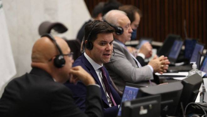 Secretário-chefe da Casa Civil, Guto Silva, fala com os deputados estaduais, nesta quarta-feira (25)