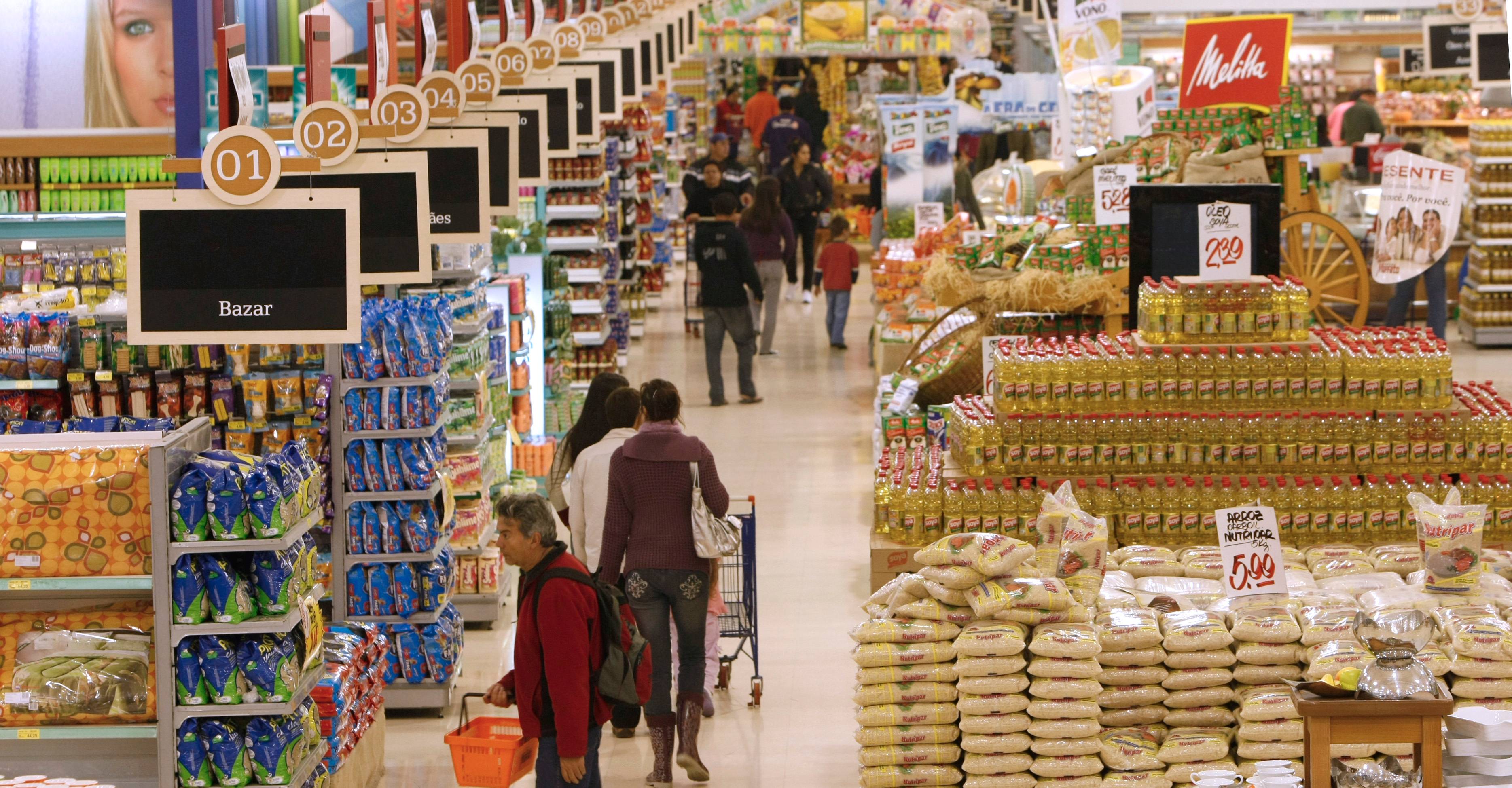 CONSUMO SUPERMERCADO / PARANA / &#8211; Curitiba, 14/07/09 &#8211; Vista geral de consumidores em supermercado em Curitiba./ Supermuffato / consumo / carrinho cheio / mercado / consumidor / Foto: Rodolfo Buhrer