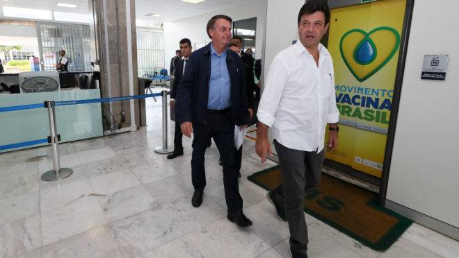 Bolsonaro e o ministro da Saúde, Luiz Henrique Mandetta, afinaram o discurso nesta quarta: ministro diz que permanece no cargo até quando o presidente quiser.