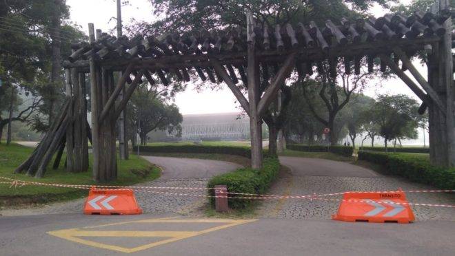 Parque Barigui amanheceu com os acessos para carro completamente bloqueados nesta quinta-feira (26).