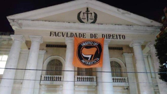 Nas eleições de 2018, a Justiça ordenou que a Faculdade de Direito da Universidade Federal Fluminense (UFF) retirasse da fachada uma bandeira em que aparece “Direito UFF Antifascista”.