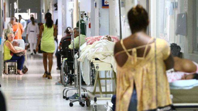 Realidade de quem precisa do SUS sempre foi de demora no atendimento e de falta de leitos, médicos e remédios.