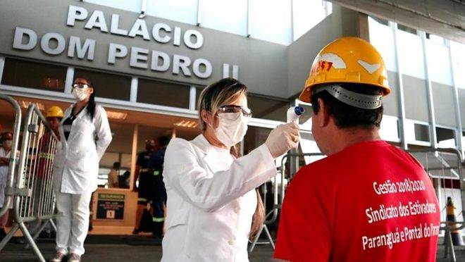 Equipes médicas foram contratadas e atuam 24 horas para fazer aferição de temperatura, orientação e triagem dos profissionais que descarregam cargas e atuam na atividade portuária. Há postos médicos e de enfermagem, 32 chuveiros, 60 pias e lava-pés com hipoclorito de sódio, entre outras iniciativas.Foto: Claudio Neves. Foto: Claudio Neves Foto: Divulgação/APPA