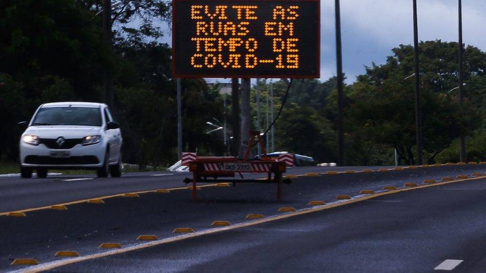 Medo do coronavírus afeta a economia de pequenas cidades, causando queda na arrecadação e perda de empregos.