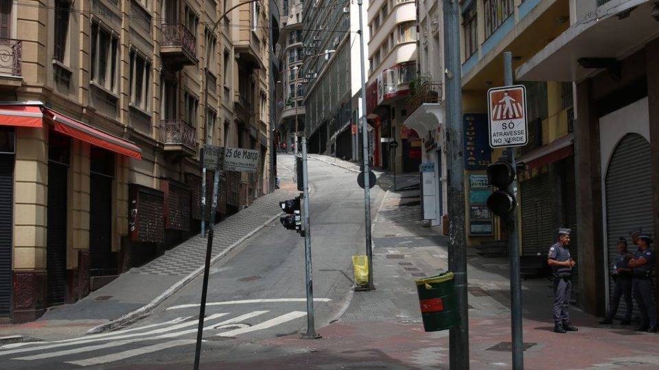 Doria vai prorrogar quarentena em São Paulo Lojas fechadas na Rua 25 de Março, tradicional ponto do comércio popular em São Paulo: medo do coronavírus causa queda nas vendas e perda de empregos.