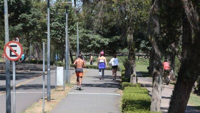 Curitibanos no Parque Barigui, que está fechado pela prefeitura.