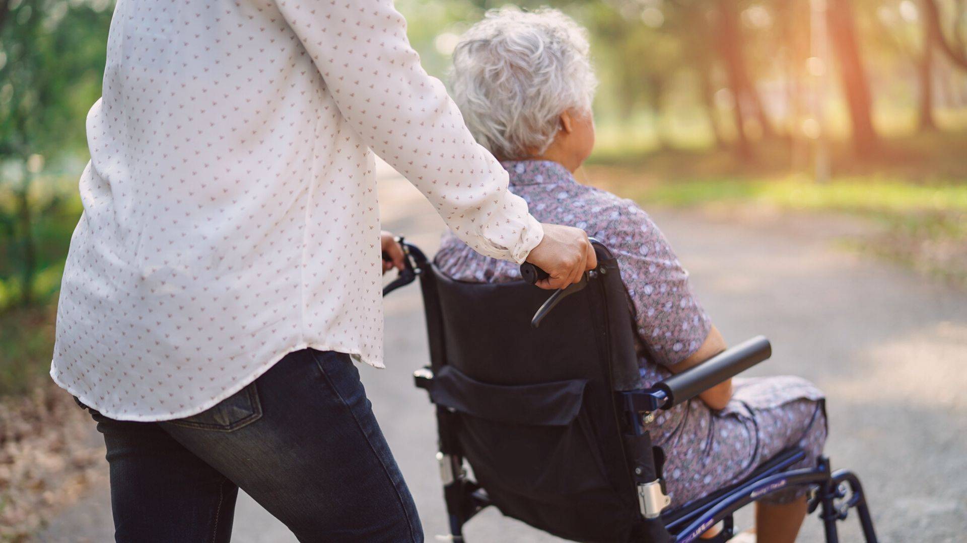 Para evitar que o vírus chegue a esses locais, é preciso um esforço compartilhado de prestadores de serviço, pacientes e familiares