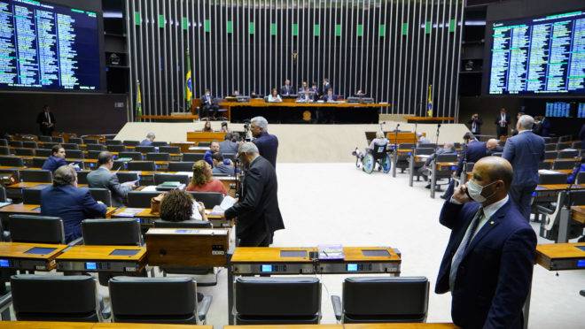 Como o corte de salário de parlamentares e verbas eleitorais podem ajudar a combater a Covid-19