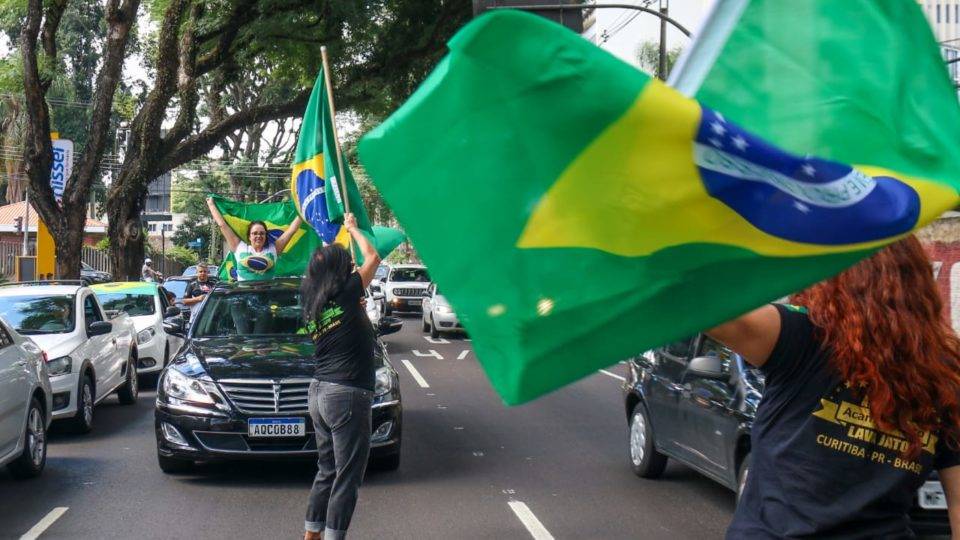 Paraná tem carreatas e buzinaços pelo fim do isolamento e reabertura do comércio Carreata em Curitiba pelo fim do isolamento social e abertura do comércio.