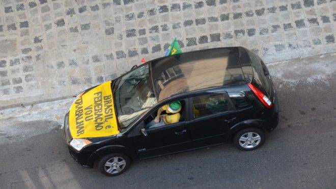 Carreata em Curitiba pelo fim do isolamento social, em 27 de março: em Goiás e Maranhão, manifestações desse tipo estão proibidas.