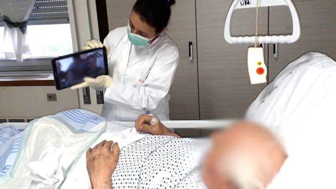 Italianos doam tablets a hospitais para que pacientes terminais com Covid-19 possam se despedir de familiares