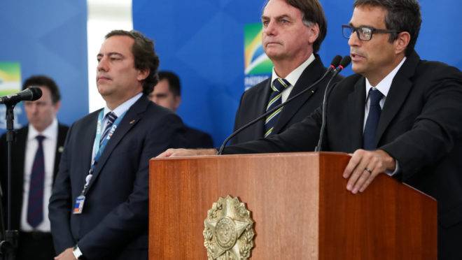 - 49704290478 94f4d41904 k 660x372 - Vacina contra coronavírus: as medidas do governo para evitar o contágio na economia Jair Bolsonaro e os presidentes da Caixa, Pedro Guimarães, e do Banco Central, Roberto Campos Neto: medidas para conter os efeitos do coronavírus na economia. - 49704290478 94f4d41904 k 660x372 - Vacina contra coronavírus: as medidas do governo para evitar o contágio na economia
