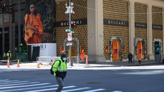 Trabalhador da construção civil usando máscara é fotografado na Quinta Avenida, em Nova York.