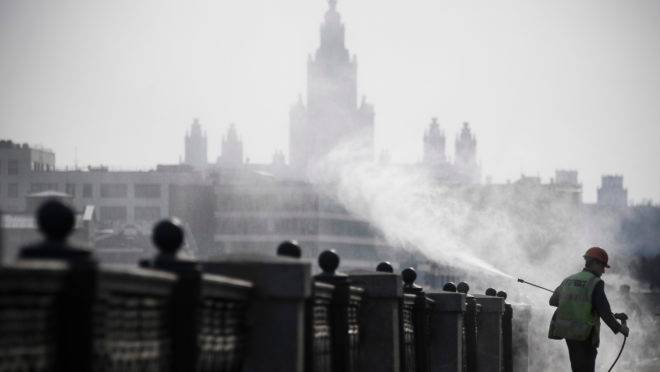 Funcionário da prefeitura de Moscou faz desinfecção de ruas por causa do coronavírus.