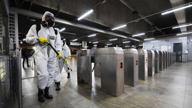 Funcionários desinfetam uma estação de metrô em Brasília na luta contra a pandemia do coronavírus
