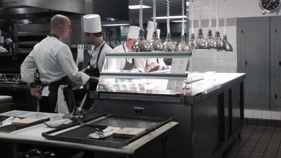 Pandemia e restaurantes Foto que tirei na cozinha do incrível restaurante Eleven em Nova York. Grandes ou pequenos restaurantes, estão todos sofrendo os efeitos da pandemia
