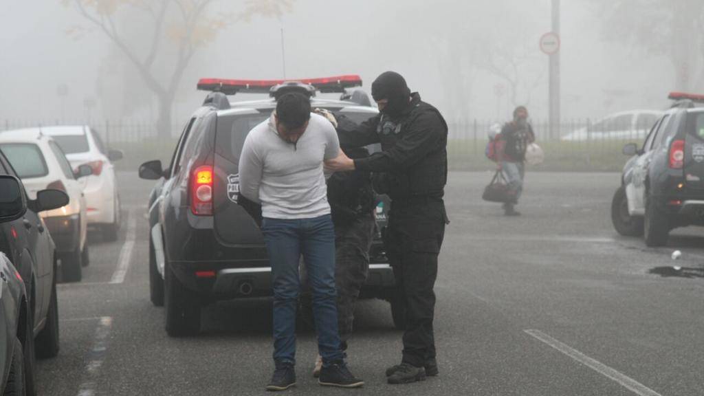 Operação Mosaico, da DHPP, prendeu cinco policiais militares e ex-policiais militares nesta quinta | Aniele Nascimento/Gazeta do Povo