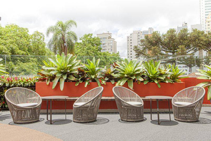Jardim projetado por Wolfgang Schlögel na Mostra Morar Mais 2019 trouxe bromélias imperiais em vasos e floreiras. Foto: Dea Fylyk/Divulgação Jardim projetado por Wolfgang Schlögel na Mostra Morar Mais 2019 trouxe bromélias imperiais em vasos e floreiras. Foto: Dea Fylyk/Divulgação