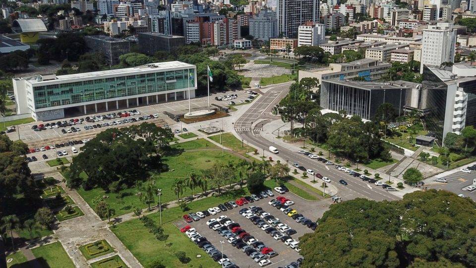 É com mais e não menos direitos que a crise será vencida É com mais e não menos direitos que a crise será vencida