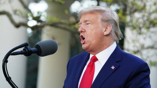 O presidente dos EUA, Donald Trump, defendeu isolamento social como meio de conter transmissão do novo coronavírus