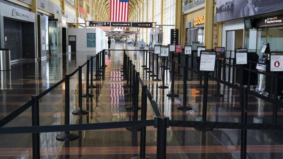 O mercado da pandemia e o niilismo Aeroporto Nacional de Washington Ronald Reagan vazio, 29 de março, Arlington, Virginia. Residentes da capital americana podem ser multados se não obedecerem ordem de ficar em casa
