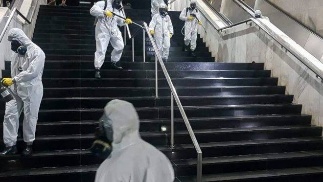 Membros do Exército fazem a desinfecção da rodoviária de Brasília, em ação contra o coronavírus.