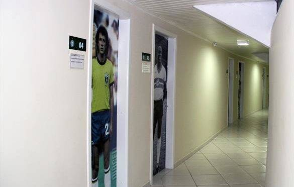 As portas no alojamento do Coritiba no Couto tem fotos de grandes ídolos formados no clube. Foto: Divulgação, Coritiba