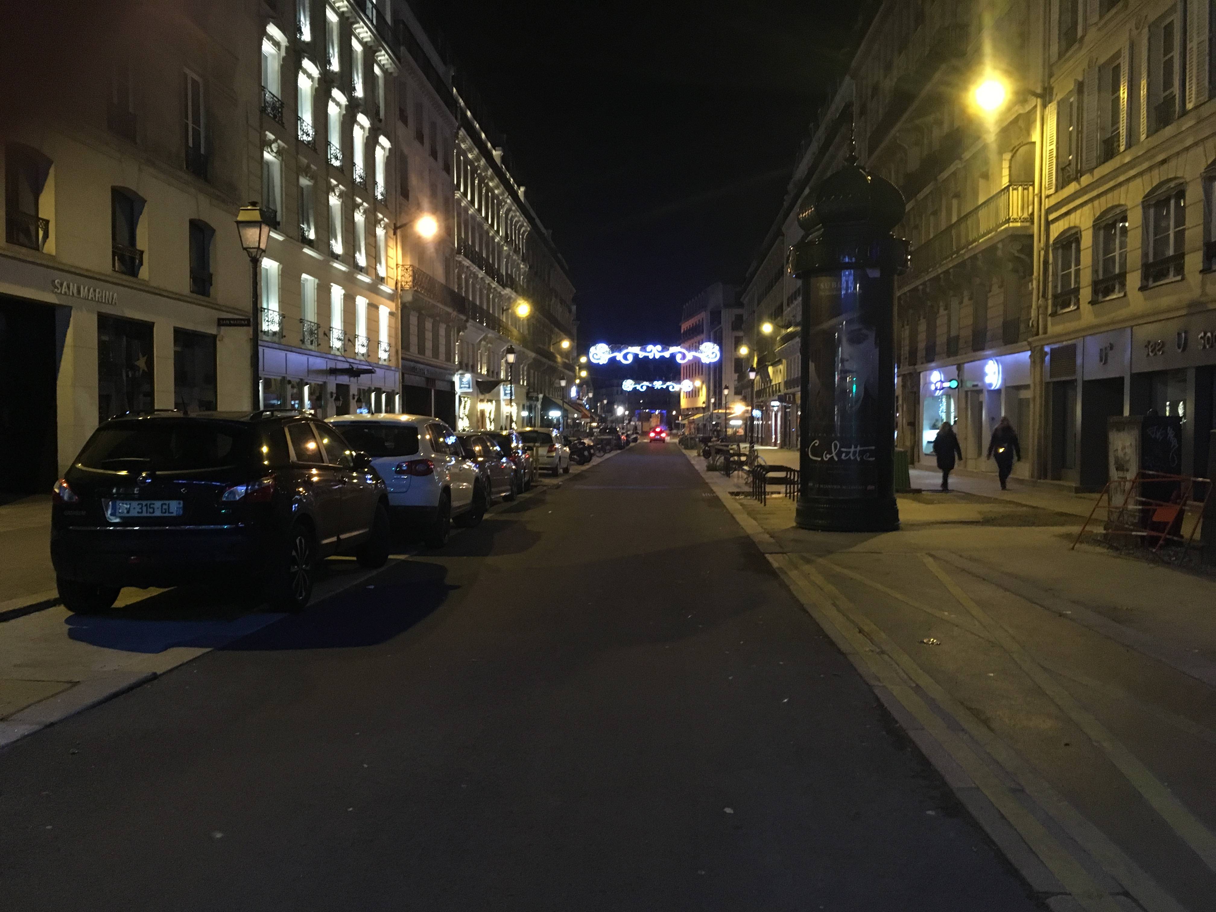 Ruas de Paris diminuem o espaço para carros. Ruas de Paris diminuem o espaço para carros.