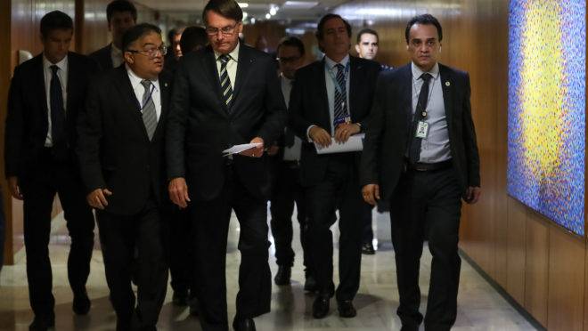 Presidente Jair Bolsonaro deveria estar elaborando plano de combate ao coronavírus. Em vez disso, ele prefere criar conflitos e jogar a crise econômica no colo dos outros.