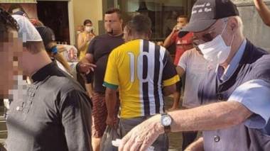 Padre de 71 anos atende mil moradores de rua durante pandemia de coronavírus Padre de 71 anos atende mil moradores de rua durante pandemia de coronavírus