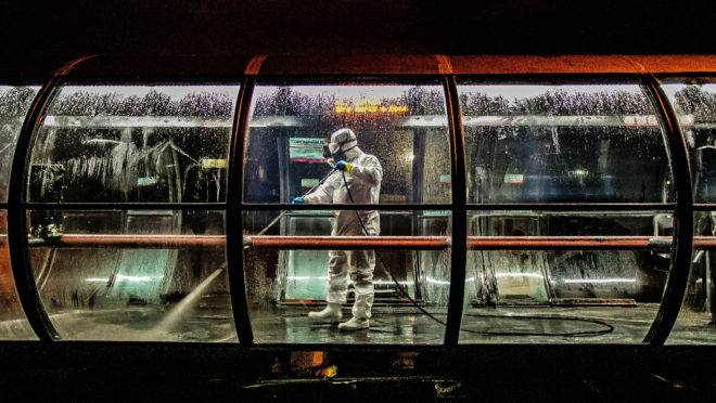 Desinfecção de uma estação de ônibus em Curitiba.
