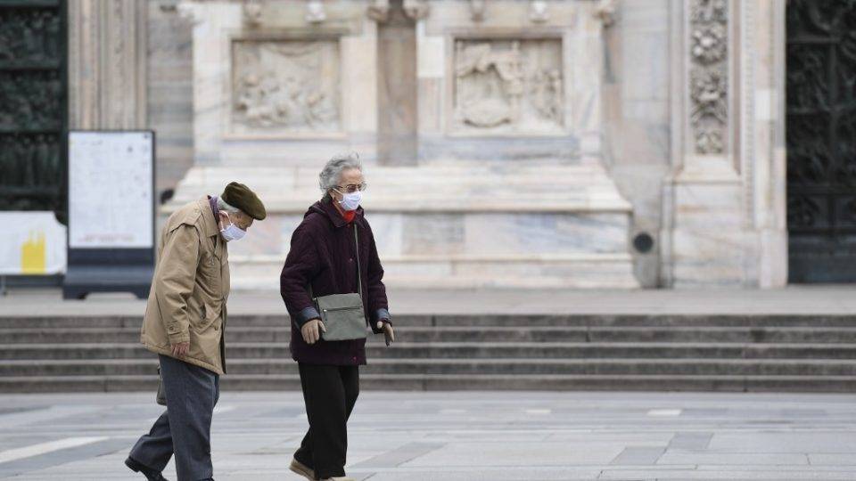 A “gripezinha” de Agamben: controvérsias filosóficas sobre o coronavírus Casal caminha pela deserta praça Duomo, Milão, Itália, 31 de março de 2020, durante lockdown para conter a propagação da infecção do novo coronavírus