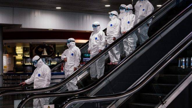 Equipe médica com trajes de proteção no aeroporto de Sheremetyevo, Moscou, Rússia, 18 de março. A OMS estima que o número de casos de covid-19 chegará a 1 milhão nos próximos dias