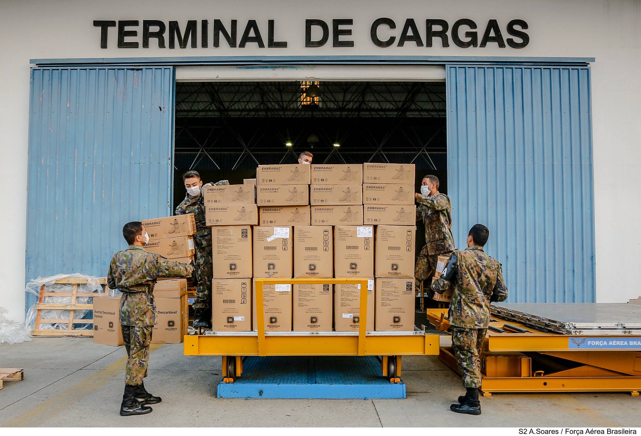 Militares da Força Aérea Brasileira transportam carga de álcool em gel e EPIs para os estados: Orçamento de Guerra facilita a tomada de decisões para enfrentar a Covid-19.