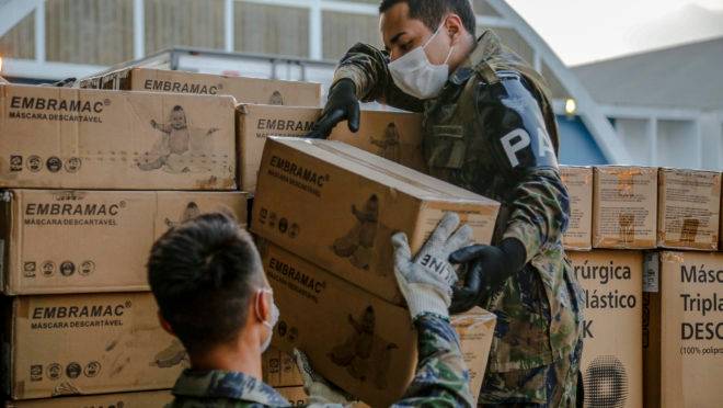 Militares da Força Aérea Brasileira transportam carga de álcool em gel e EPIs para os estados: Orçamento de Guerra facilita a tomada de decisões para enfrentar a Covid-19.