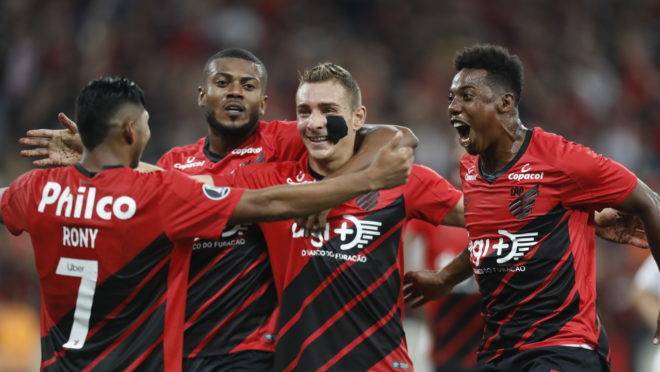 Marco Rubén, Marcelo Cirino, Rony e Wellington comemoram mais um gol naquela noite histórica.