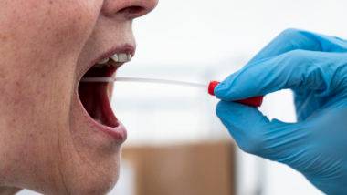 Saiba por que o Paraná tem feito testes da Covid-19 somente em casos graves A doctor performs a mouth swab on a patient to test for for Coronavirus Covid-19 in a new tent extension of Danish National Hospital Rigshospitalet in Copenhagen, Denmark, on April 2, 2020. (Photo by Niels Christian Vilmann / Ritzau Scanpix / AFP) / Denmark OUT