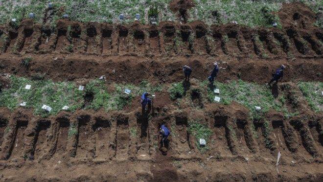 Covas abertas no Cemitério da Vila Formosa, em São Paulo, para sepultar vítimas da Covid-19.