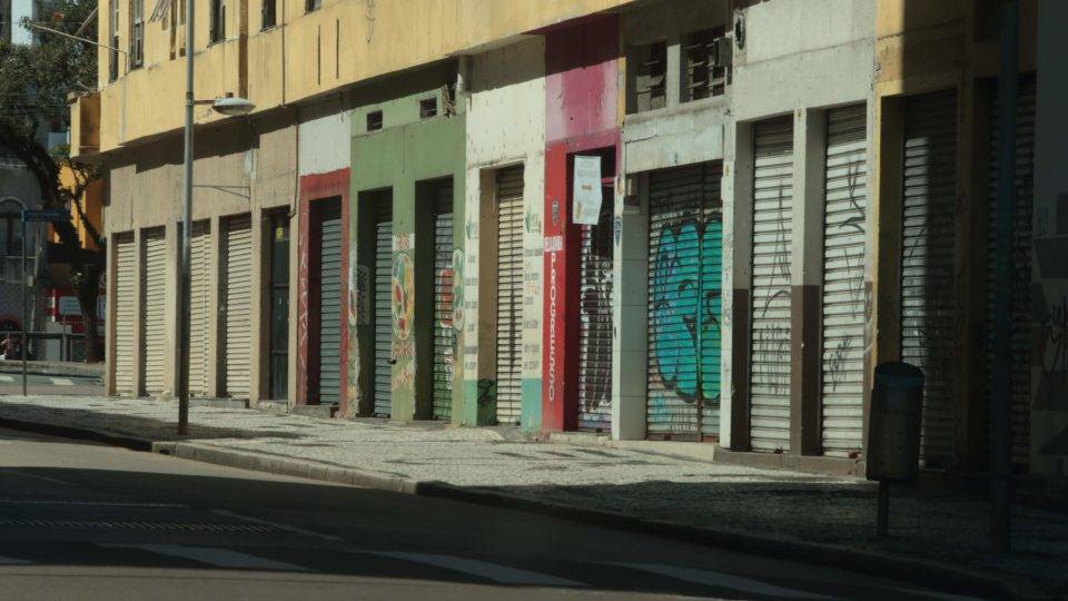 A conta da pandemia já está chegando Lojas fechadas em Curitiba.