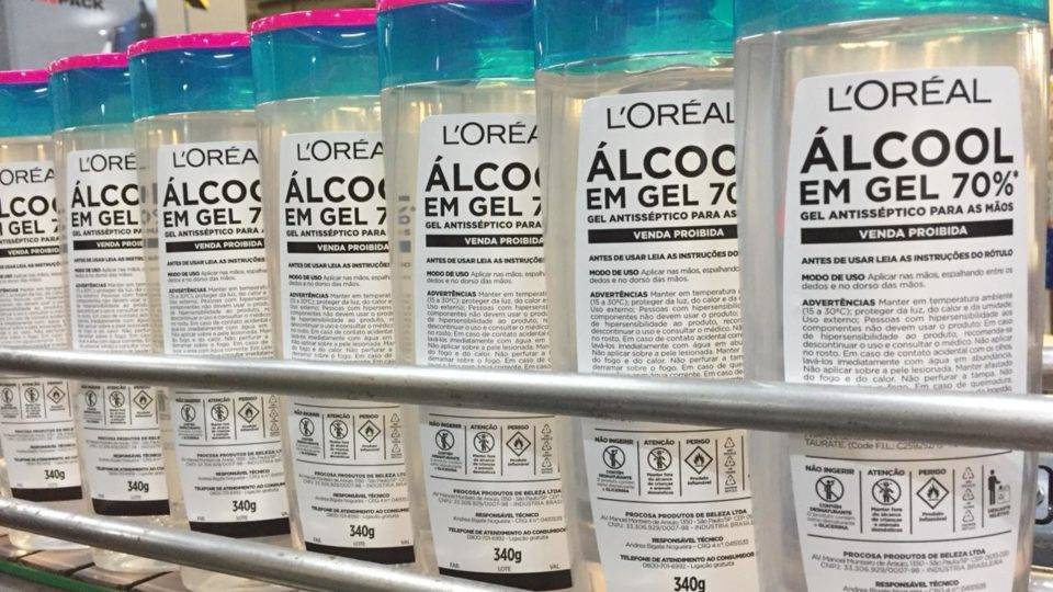 Solidariedade: como as empresas estão ajudando em tempos de pandemia de coronavírus Para combater o coronavírus, empresas estão fazendo uma corrente do bem: a L'Oréal está produzindo 170 toneladas de álcool gel para doação