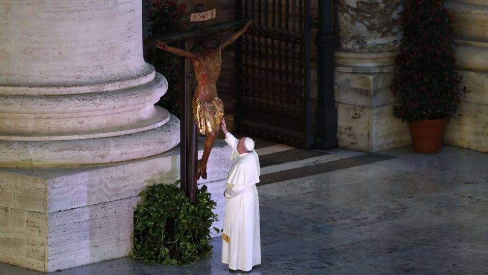 O papa Francisco diante do crucifixo de San Marcello al Corso, durante cerimônia no Vaticano.