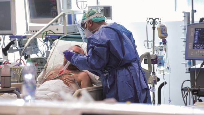 Profissional de saúde atende a paciente com coronavírus em UTI de hospital na região italiana da Lombardia.