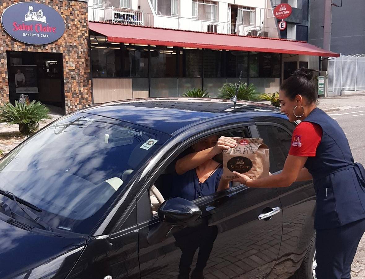 A entrega dos produtos da Saint Claire é feita diretamente no carro. Foto: Divulgação A entrega dos produtos da Saint Claire é feita diretamente no carro. Foto: Divulgação