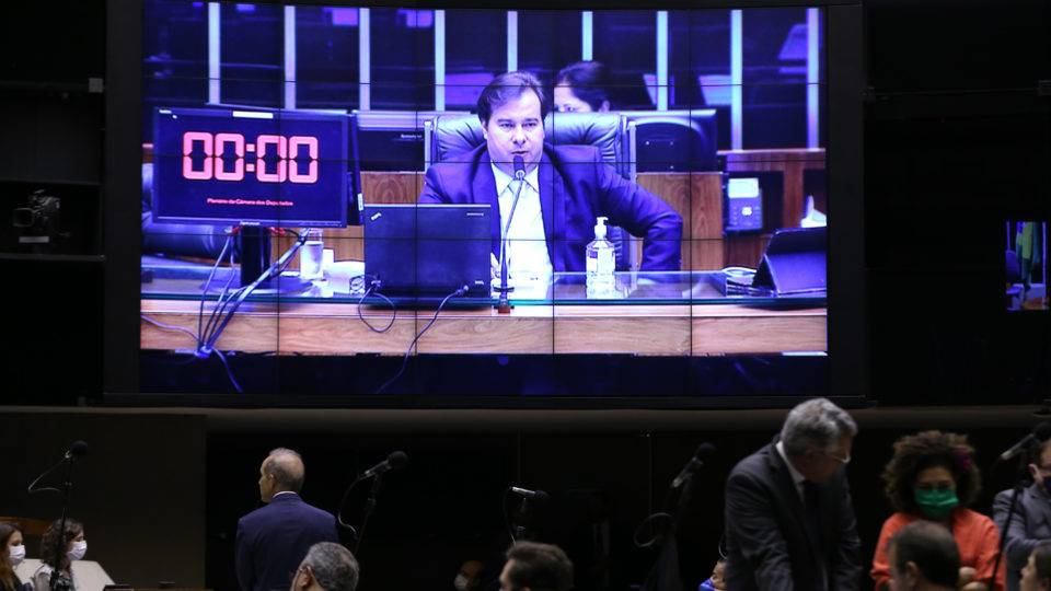 Governo apoia ampliação do auxílio emergencial; projeto será votado nesta quinta Presidente da Câmara, Rodrigo Maia, conduziu a sessão que aprovou a PEC do Orçamento de Guerra.