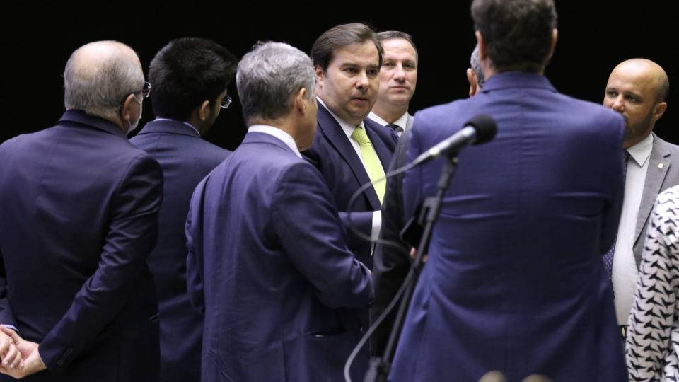 Por que o projeto de ajuda aos estados deixou Guedes e Maia em pé de guerra Presidente da Câmara, Rodrigo Maia, apoia plano de socorro a estados e municípios, mas governo é contra por causa do impacto fiscal.