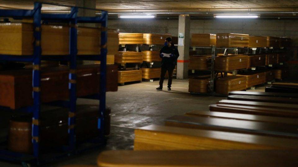 O mal que nos cerca Funcionário verifica caixões, a maioria com corpos de vítimas de covid-19, no estacionamento de uma funerária na região de Barcelona, Espanha. Mais de 900 pessoas morreram na Espanha nas 24 horas anteriores, pelo segundo dia seguido