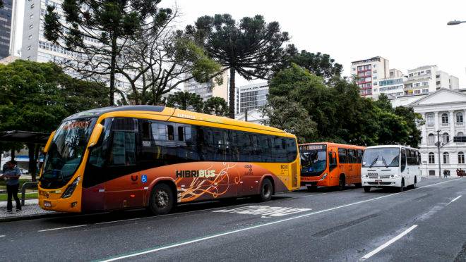 O sistema integrado de transporte em Curitiba é sinalizado por cores. E cada ônibus tem uma cor representando o tipo de linha e sistema. tags: transporte, biarticulado, coletivo, transporte público, rmc, integração. Fotos: André Rodrigues