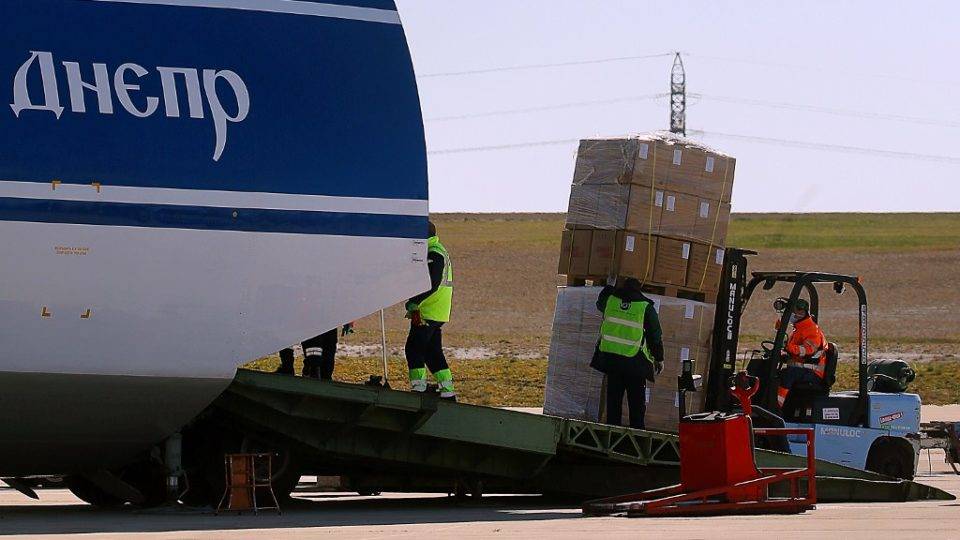 “Pirataria moderna”: EUA são acusados de comprar insumos de emergência que iriam para outros países Funcionários descarregam carga contendo 10 milhões de máscaras de proteção compradas pela França da China, no aeroporto de Paris-Vatry, 30 de março de 2020. A demanda global por equipamentos médicos de proteção fabricados na China aumentou em meio à pandemia de coronavírus