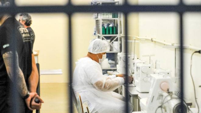 Toda a produção de máscaras dos presos da Papuda será adquirida pelo governo do DF por R$ 0,45 a unidade.