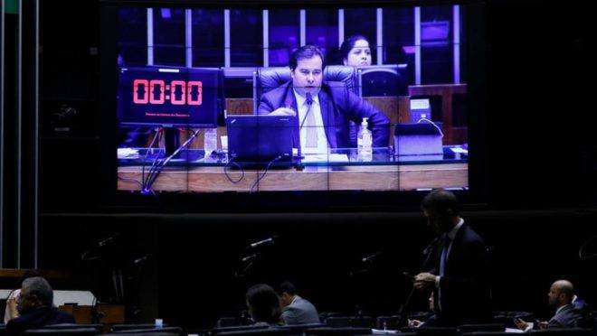 Rodrigo Maia conduz sessão da Câmara que aprovou a PEC do Orçamento de Guerra: Congresso não está de braços cruzados.